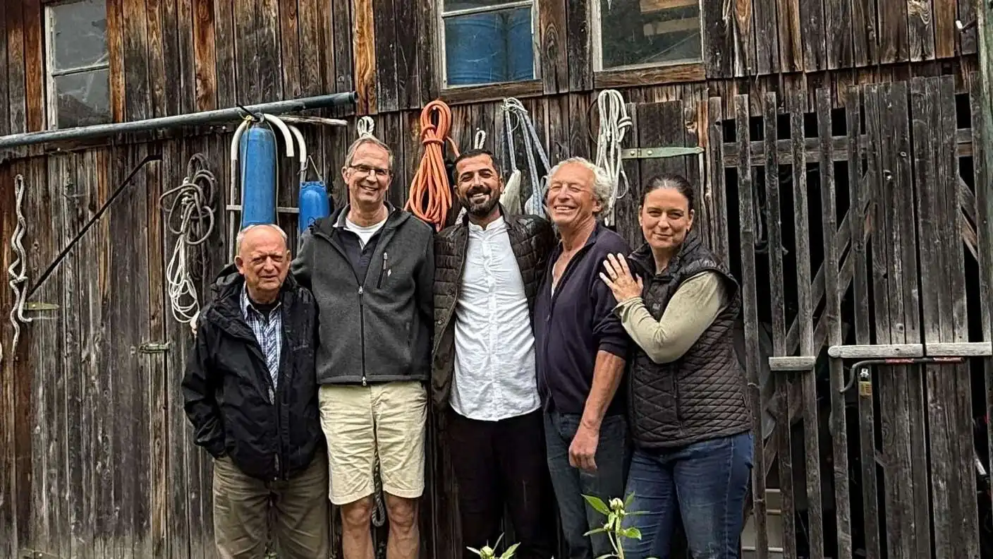 Ulrich Stumbaum, Thomas Bleeker, Nihat Celik, Peter Neuner und May-Britt Stumbaum vor dem Bootshaus