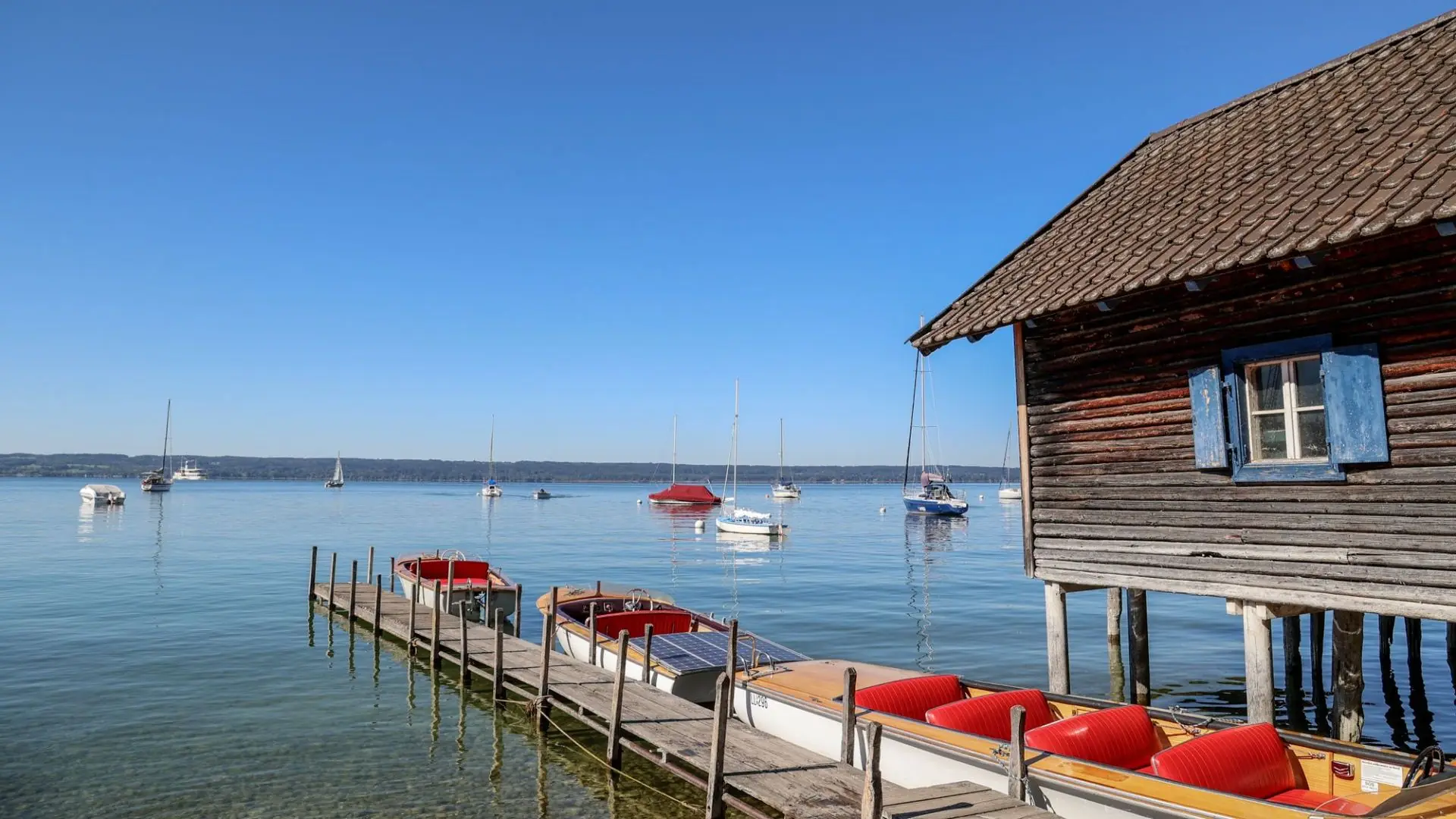 Boote am Steg des Bootsverleihs Stumbaum am Ammersee